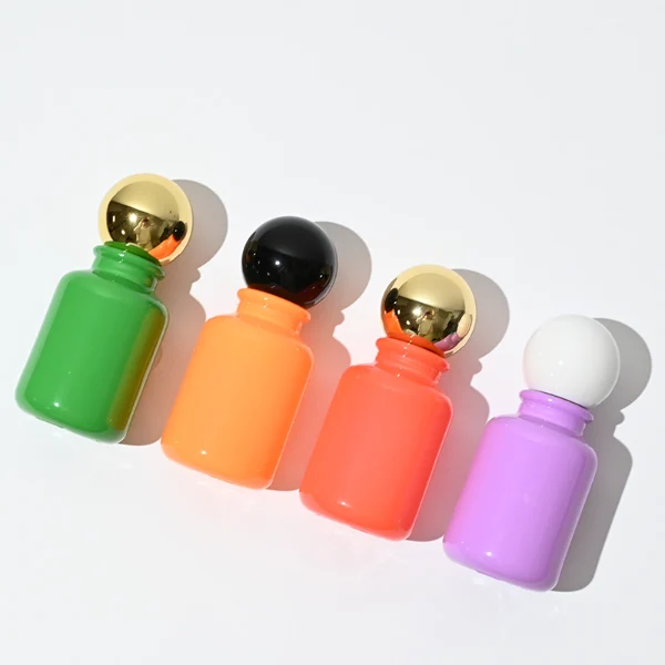 HUA0033 perfume bottle, apothecary-style round glass bottle with a solid opaque high-gloss color finish, featuring a spherical ball plastic cap with a smooth high-gloss shiny finish, elegant modern fragrance packaging design available in 30ml, 50ml, and 100ml