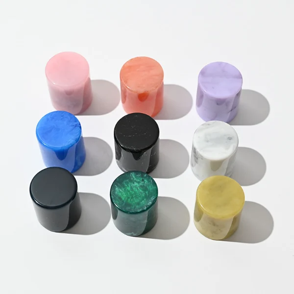 HUA0048 perfume bottle, heavy-base clear glass bottle with octagonal chamfered corners, featuring a square paper label and a tall cylindrical resin cap with an eye-catching marbled texture, elegant modern fragrance packaging design available in 30ml, 50ml, and 100ml