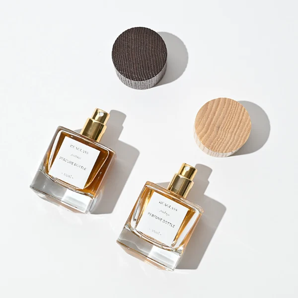 HUA0008 perfume bottle, luxury heavy-base cylindrical glass bottle with high-transparency clear finish, featuring a square paper label and a prominent tall flush-fit cylindrical natural textured wooden cap showcasing deep vertical wood grains, minimalist elegant fragrance packaging design available in 30ml, 50ml, and 100ml