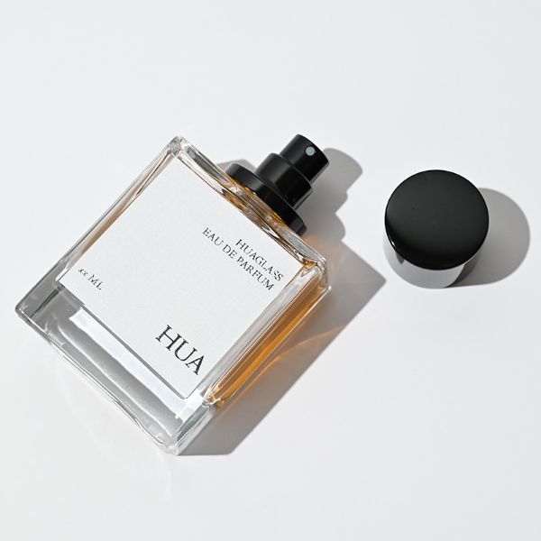 HUA0065 perfume bottles, rectangular clear glass with gold and black metallic caps, amber liquid, modern elegant design, 35ml 50ml 100ml.