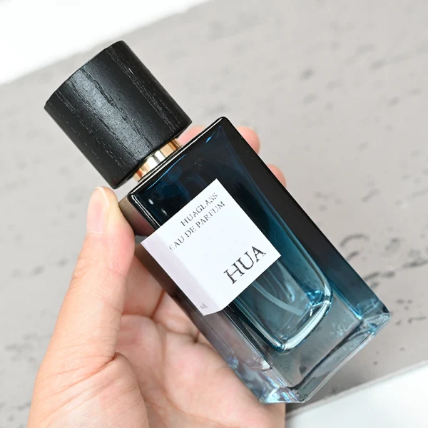 HUA0073 perfume bottle, rectangular colored glass with liquid, black wooden ring-shaped cap, modern luxurious design, available in 30 ml, 50 ml, and 100 ml