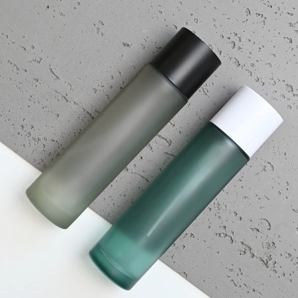 HUA0074 perfume bottle, cylindrical colored glass with liquid, colored wooden cap, modern minimalist design, available in 30 ml, 50 ml, and 100 ml