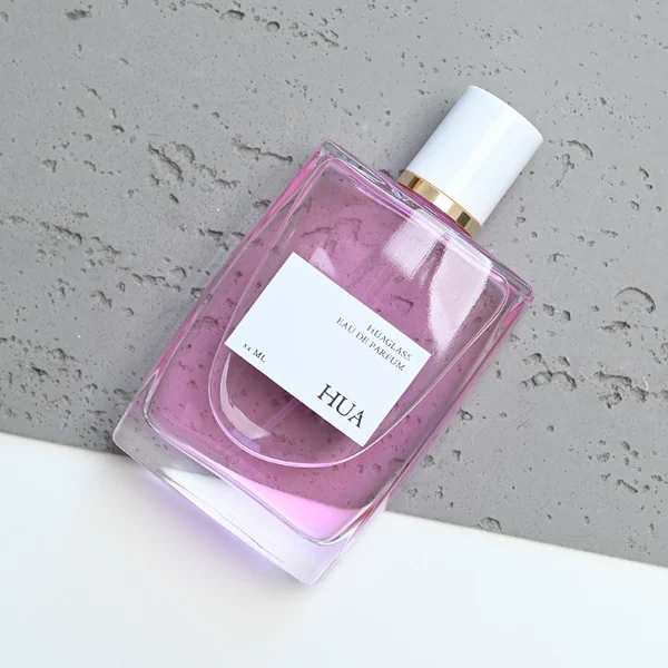 HUA0081 perfume bottle, square clear glass, glossy white cylindrical plastic cap with yellow or silver ring, modern elegant design, available in 100 ml