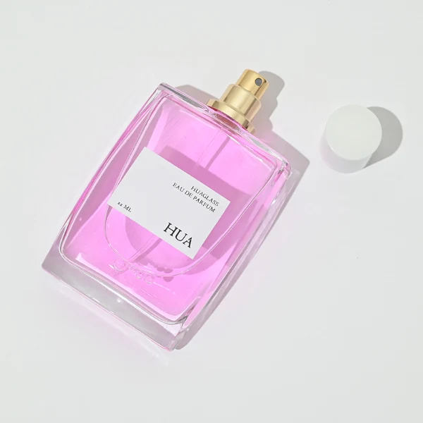 HUA0081 perfume bottle, square clear glass, glossy white cylindrical plastic cap with yellow or silver ring, modern elegant design, available in 100 ml