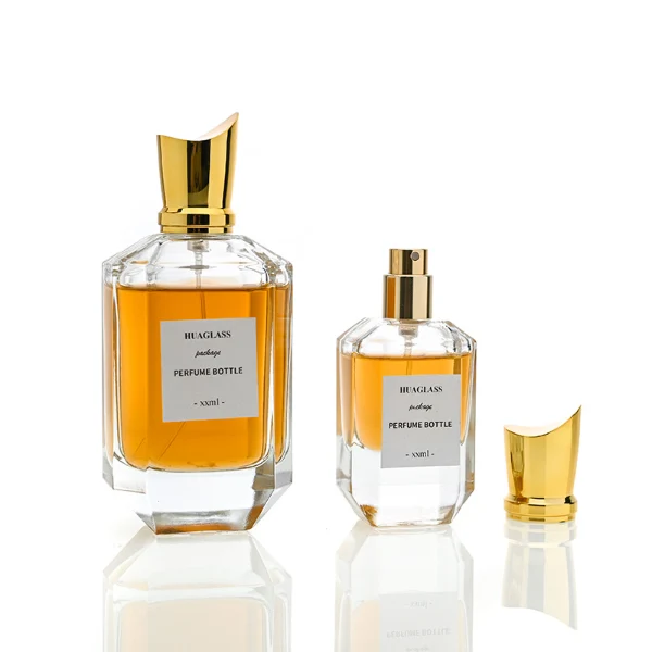 HUA0082 perfume bottle, cylindrical clear glass body, spherical glossy plastic cap with engraved patterns and glass neck, modern luxurious design, available in 30 ml, 50 ml, and 100 ml.