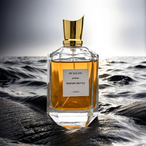 HUA0082 perfume bottle, cylindrical clear glass body, spherical glossy plastic cap with engraved patterns and glass neck, modern luxurious design, available in 30 ml, 50 ml, and 100 ml.