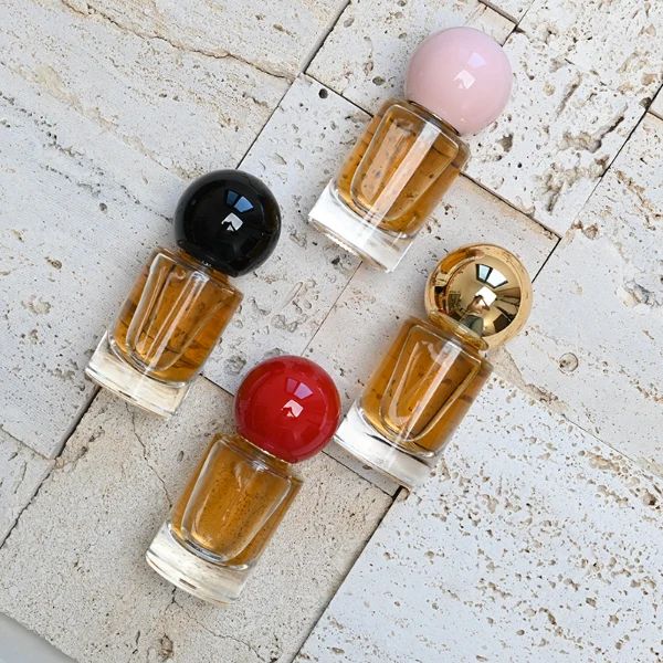 HUA0088 perfume bottle, cylindrical internally sprayed glass with liquid, glossy spherical plastic cap in various colors, modern elegant design, available in 15 ml, 20 ml, and 30 ml