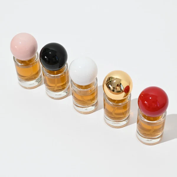 HUA0088 perfume bottle, cylindrical internally sprayed glass with liquid, glossy spherical plastic cap in various colors, modern elegant design, available in 15 ml, 20 ml, and 30 ml