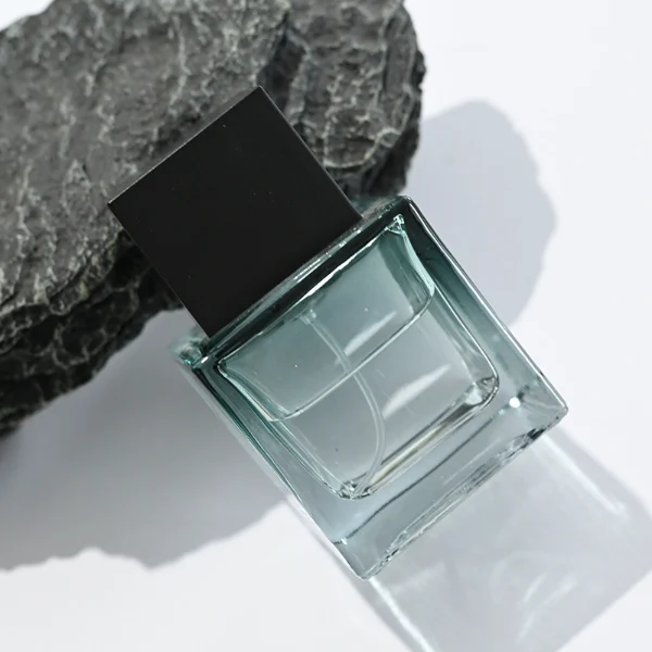 HUA0090 perfume bottle, square glass with liquid, black wooden square cap, modern minimalist design, available in 30 ml, 50 ml, and 100 ml