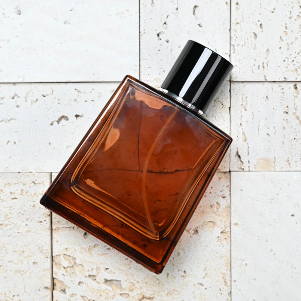 HUA0093 perfume bottle, square glass body with customizable color, black cylindrical plastic cap, modern elegant design, available in 50 ml and 100 ml.
