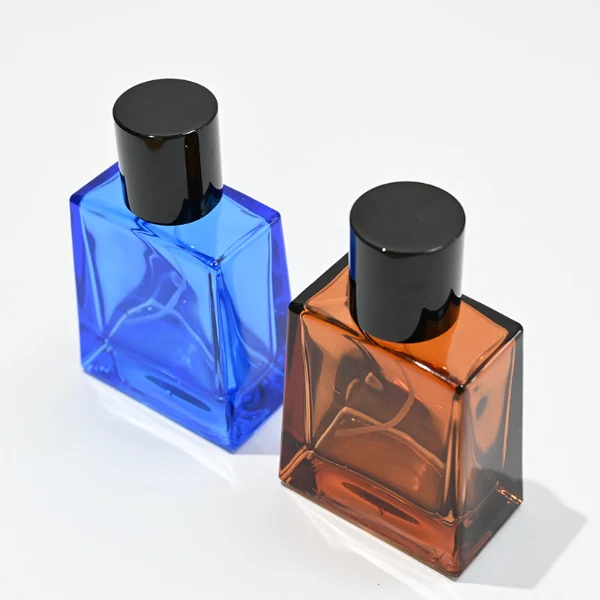 HUA0093 perfume bottle, square glass body with customizable color, black cylindrical plastic cap, modern elegant design, available in 50 ml and 100 ml.
