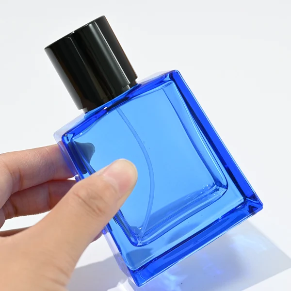 HUA0093 perfume bottle, square glass body with customizable color, black cylindrical plastic cap, modern elegant design, available in 50 ml and 100 ml.
