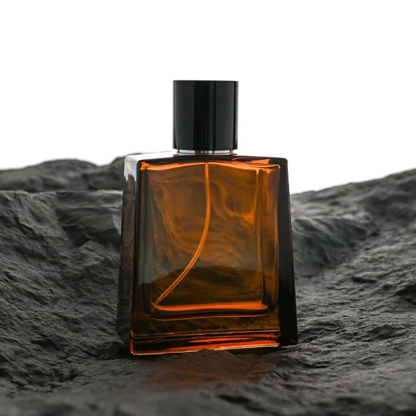 HUA0093 perfume bottle, square glass body with customizable color, black cylindrical plastic cap, modern elegant design, available in 50 ml and 100 ml.