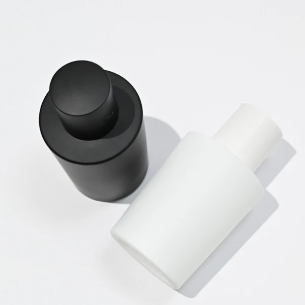 HUA0098 perfume bottle, matte plastic bottle with matching plastic cap in black and white, modern minimalist design, available in 50 ml and 75 ml