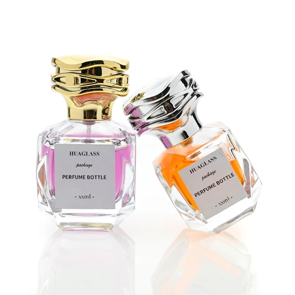 HUA0101 perfume bottle, faceted glass body with liquid, layered wave-shaped plastic cap, neck with bright metallic finish in gold, silver, or copper and FEA15-crimp specification, modern elegant design, available in 30 ml, 50 ml, and 100 ml.