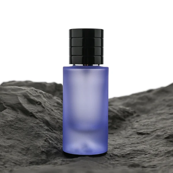 HUA0105 perfume bottle, cylindrical colored frosted glass body with aluminum cap featuring layered ring texture and glossy finish, modern minimalist design, available in 30 ml, 50 ml, and 100 ml.
