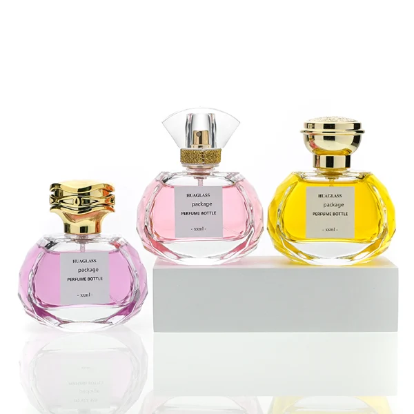 HUA0118 perfume bottle, irregular faceted clear glass body with outer label, plastic irregular-shaped cap with gold metallic neck, modern luxury design, available in 75 ml.