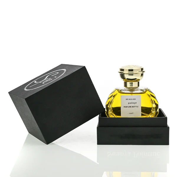 HUA0118 perfume bottle, irregular faceted clear glass body with outer label, plastic irregular-shaped cap with gold metallic neck, modern luxury design, available in 75 ml.