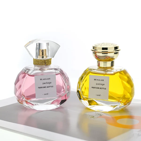 HUA0118 perfume bottle, irregular faceted clear glass body with outer label, plastic irregular-shaped cap with gold metallic neck, modern luxury design, available in 75 ml.
