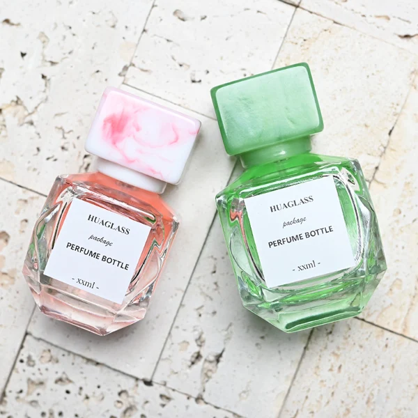 HUA0126 perfume bottle, faceted rectangular clear glass body with liquid, square resin cap, printed logo, contemporary elegant design, available in red, green, yellow, ideal for gifting and daily use.