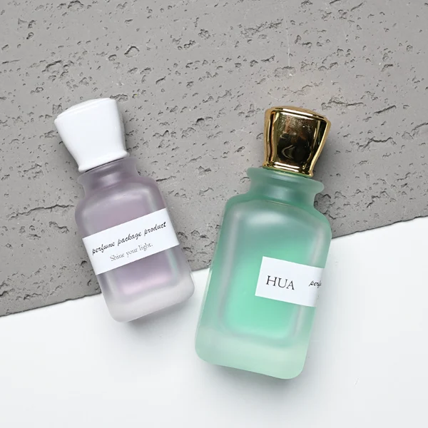 HUA0143 perfume bottle, opaque rectangular glass body with 30 ml, 50 ml, or 100 ml liquid, square plastic cap, outer label with printed logo, modern elegant design, ideal for gifting and daily use.