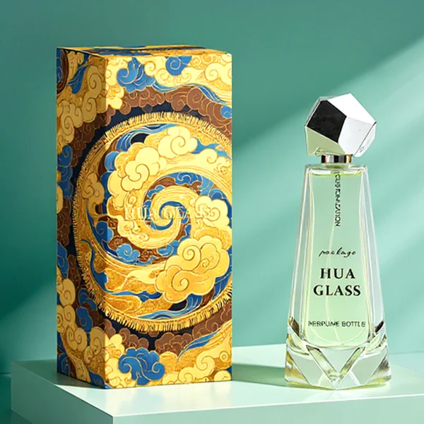 HUA0150 perfume bottle, trapezoidal faceted glass body with 100 ml liquid, irregular multi-faceted plastic cap with plastic neck, outer label with printed logo, modern luxurious design, ideal for gifting and daily use.