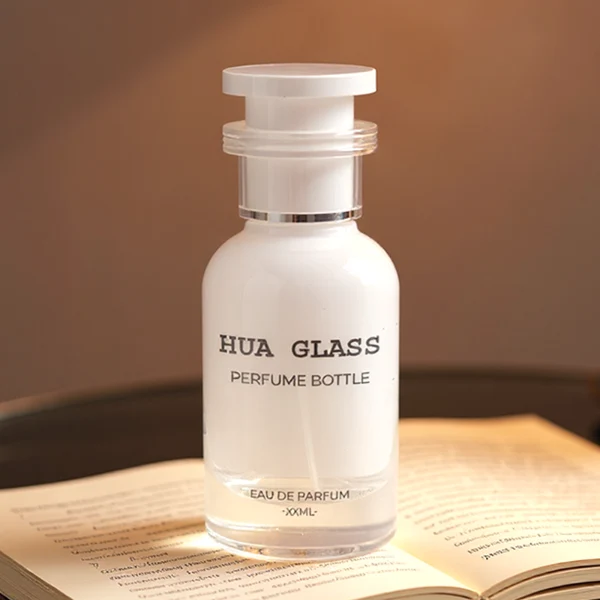HUA0158 perfume bottle, cylindrical customizable glass body with 30 ml or 50 ml liquid, plug-shaped plastic cap with customizable color, silver ring at neck, private printed logo, modern elegant design, ideal for gifting and daily use.