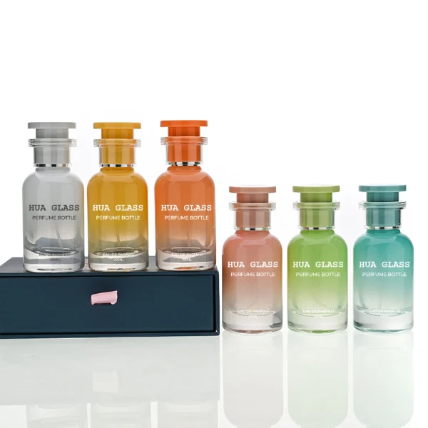 HUA0158 perfume bottle, cylindrical customizable glass body with 30 ml or 50 ml liquid, plug-shaped plastic cap with customizable color, silver ring at neck, private printed logo, modern elegant design, ideal for gifting and daily use.