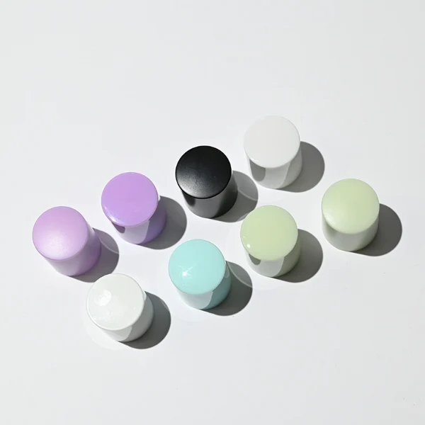 HUA0169 perfume bottle, octagonal solid-color glossy sprayed glass body with customizable color, 30 ml, 50 ml, or 100 ml liquid, cylindrical plastic cap with gold or silver neck ring, smooth glossy spray coating, modern minimalist design, ideal for gifting and daily use.