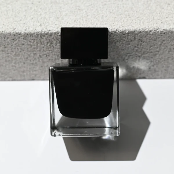 HUA0173 perfume bottle, square inner-printed glass body with customizable colors, 30 ml, 50 ml, or 100 ml liquid, geometric square plastic cap with customizable cap and neck ring colors, printed logo label, modern fashionable design, ideal for gifting and daily use.