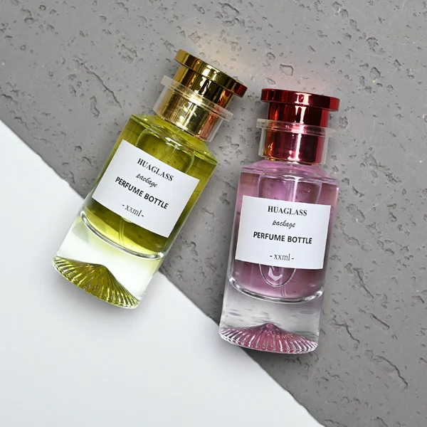 HUA0178 perfume bottle, cylindrical transparent glass body with embossed radial base pattern, 30 ml, 50 ml, or 100 ml liquid, stopper-style cylindrical plastic cap with customizable colors, printed logo label, modern luxury minimalist design, ideal for gifting and daily use.