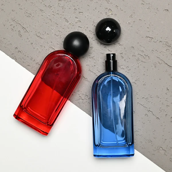 HUA0194 perfume bottle, rounded rectangular transparent glass body with customizable colors, 30 ml, 50 ml, or 100 ml liquid, black spherical plastic cap, private printed logo, modern minimalist design, ideal for gifting and daily use.