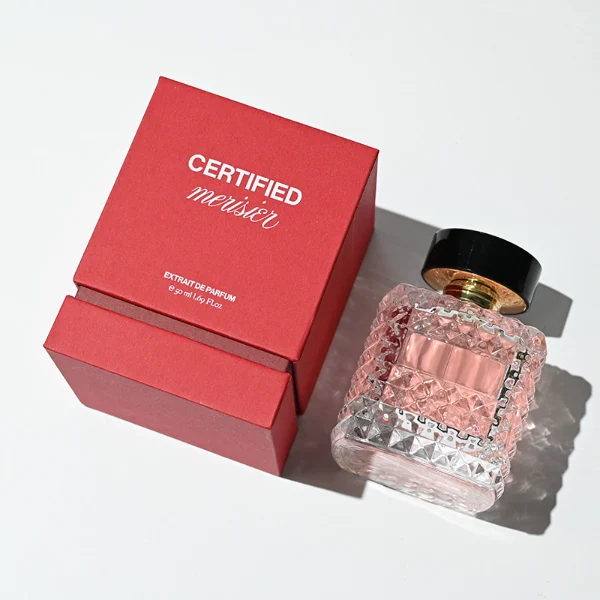 HUA0201 perfume bottle, square crystal-cut high-transparency glass body with thick base, 50 ml or 100 ml liquid, cylindrical black plastic cap with gold neck ring, brand label applied on the surface, modern luxurious design, ideal for gifting and daily use.