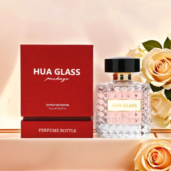 HUA0201 perfume bottle, square crystal-cut high-transparency glass body with thick base, 50 ml or 100 ml liquid, cylindrical black plastic cap with gold neck ring, brand label applied on the surface, modern luxurious design, ideal for gifting and daily use.