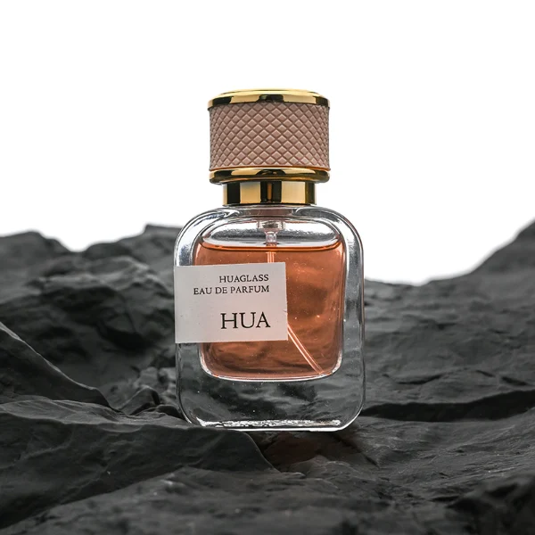 HUA0207 perfume bottle, rectangular transparent glass body with thick base, 30 ml, 50 ml, or 100 ml liquid, cylindrical leather-wrapped cap with customizable colors, brand label applied on the surface, modern luxurious design, ideal for gifting and daily use.
