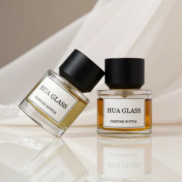 HUA0209 perfume bottle, cylindrical transparent glass body with thick base, 30 ml, 50 ml, or 100 ml liquid, cylindrical wooden cap with smooth matte finish, brand label applied on the surface, modern minimalist luxury design, ideal for gifting and daily use.
