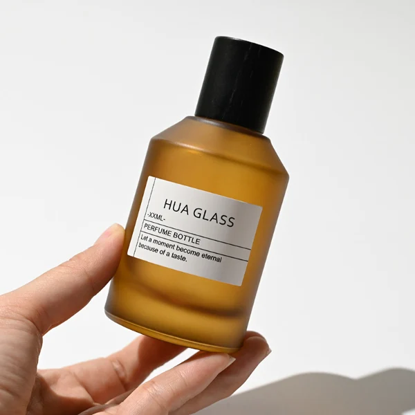 HUA0214 perfume bottle, cylindrical frosted glass body with thick base, 30 ml, 50 ml, or 100 ml liquid, removable cylindrical wooden cap with spray nozzle, brand label applied on the surface, modern minimalist luxury design, ideal for gifting and daily use.