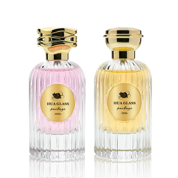 HUA0216 perfume bottle, ribbed transparent glass body with thick base, 50 ml or 100 ml liquid, cylindrical plastic cap with wave-shaped or slightly domed top with decorative grooves, metallic finish, gold logo label applied on bottle, modern luxurious fashion design, ideal for gifting and daily use.