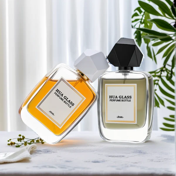 HUA0218 perfume bottle, rounded square transparent glass body with thick base, 30 ml, 50 ml, or 100 ml liquid, geometric multi-faceted plastic cap in black or white, brand label applied on bottle, modern luxurious fashion design, ideal for gifting and daily use.