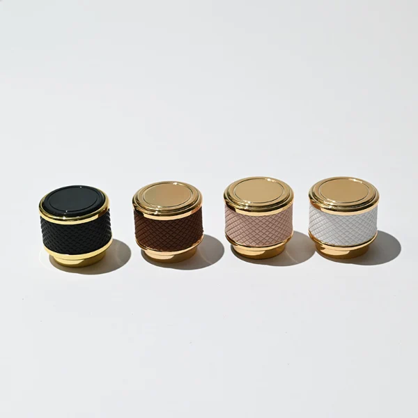 HUA0221 perfume bottle, square faceted transparent glass body with thick base, 100 ml liquid, cylindrical plastic cap wrapped with leather, textured grid pattern, gold-colored neck, brand label applied on bottle, modern luxurious fashion design, ideal for gifting and daily use.