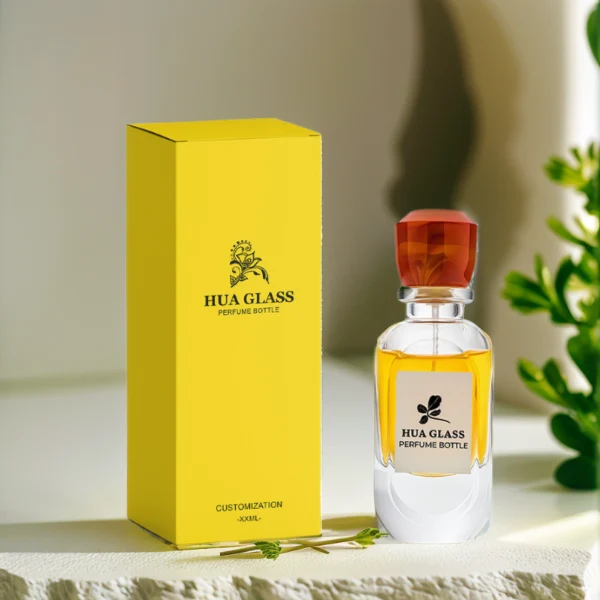 HUA0222 perfume bottle, rounded rectangular transparent glass body with thick base, 80 ml liquid, faceted resin cap with natural marbled pattern and customizable color, brand label applied on bottle, modern luxurious fashion design, ideal for gifting and daily use.
