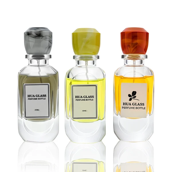 HUA0222 perfume bottle, rounded rectangular transparent glass body with thick base, 80 ml liquid, faceted resin cap with natural marbled pattern and customizable color, brand label applied on bottle, modern luxurious fashion design, ideal for gifting and daily use.