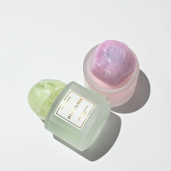 HUA0225 perfume bottle, rounded frosted glass body with thick base, 30 ml, 50 ml, or 100 ml liquid, irregular-shaped resin cap with customizable colors, brand label applied on bottle, modern luxurious fashion design, ideal for gifting and daily use.