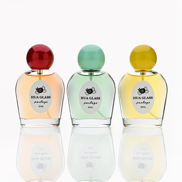 HUA0232 perfume bottle, flattened oval transparent glass body with thick base, high-gloss finish, smooth rounded contours, 50 ml liquid, spherical plastic cap in customizable colors, brand label applied on bottle, modern playful design, ideal for gifting and daily use.