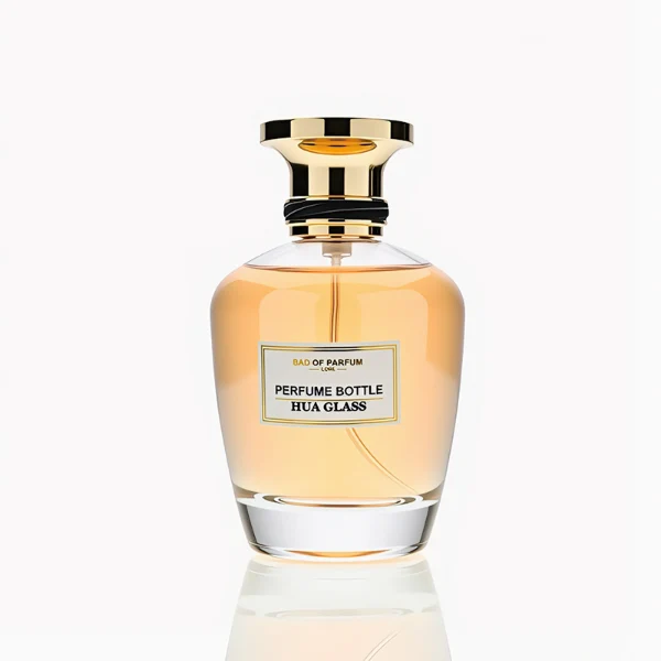 HUA0238 perfume bottle, kettle-shaped transparent glass body with thick base, 100 ml liquid, flat cylindrical metallic cap, top flat, bottom fitting the bottle neck, brand label applied on bottle, modern luxurious design, ideal for gifting and daily use.