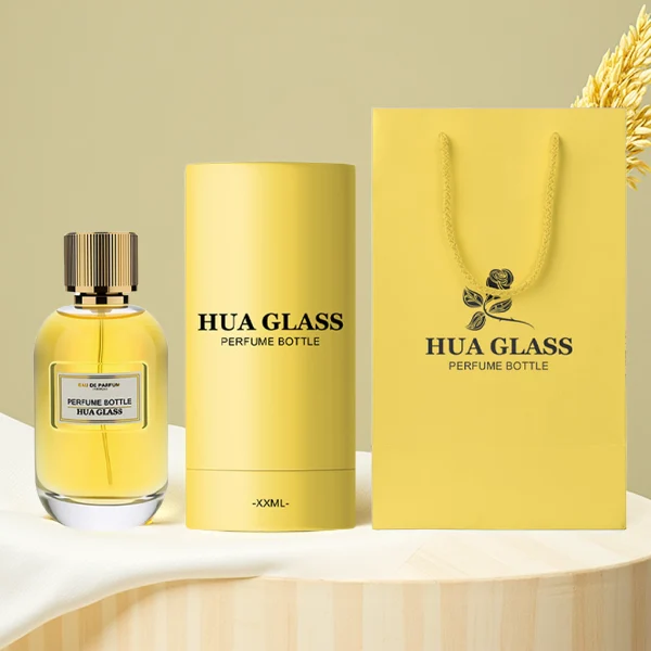 HUA0244 perfume bottle, cylindrical transparent glass body with thick base, 100 ml liquid, cylindrical plastic cap with exterior wrapped in leather or textured pattern, gold-colored bottle neck, brand label applied on bottle, modern luxurious design, ideal for gifting and daily use.
