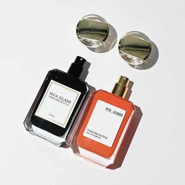 HUA0245 perfume bottle, rectangular transparent glass body with beveled corners and thick base, customizable inner spray colors, 30 ml, 50 ml, or 100 ml liquid, irregular metallic plastic cap with silver or gold side bar details, printed logo label, modern luxury fashion design, ideal for gifting and daily use.