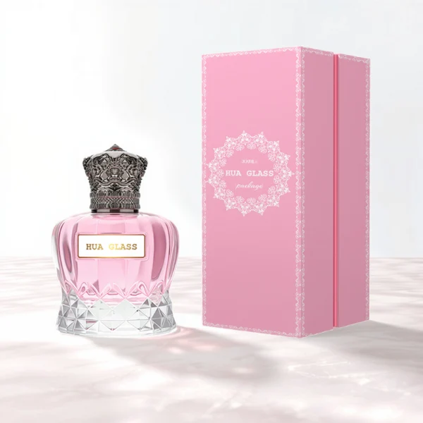 HUA0249 perfume bottle, faceted transparent glass body with thick base, 30 ml, 50 ml, or 100 ml liquid, ornate crown-shaped Zamac cap, brand label applied on bottle, luxurious ornate design, ideal for gifting and daily use.