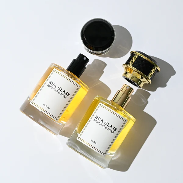HUA0267 perfume bottle, cylindrical transparent glass body with thick rounded base, 30 ml, 50 ml, or 100 ml liquid, flat cylindrical plastic cap with faceted lattice side texture and gold or silver metallic striped decoration, printed logo label, modern luxury elegance design, ideal for gifting and daily use.