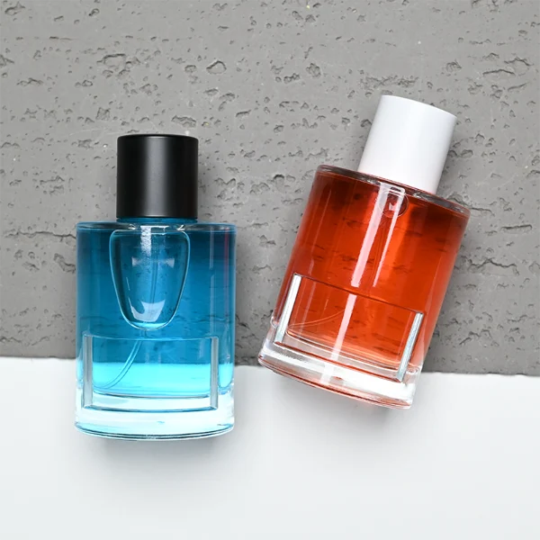HUA0280 perfume bottle, cylindrical transparent glass body with thick base, 100 ml liquid, glossy flat cylindrical plastic cap in black or white, aluminum label/sticker attached on bottle surface, modern minimalist fashion design, ideal for gifting and daily use.